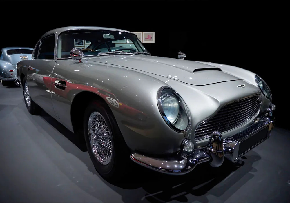 Bond and The Queen | Classic Car Restoration | Blog | Carrosserie